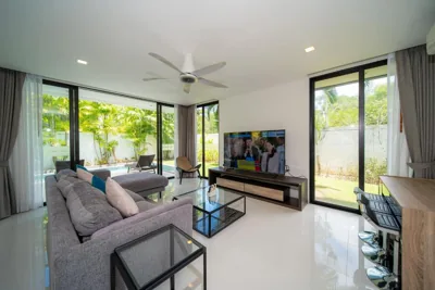 Modern minimalist style luxury villa with private pool located in a high-end resort area adjacent to Laguna Park Golf Course – Fotos 8