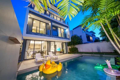 Villa con piscina privada — Modern minimalist style luxury villa with private pool located in a high-end resort area adjacent to Laguna Park Golf Course