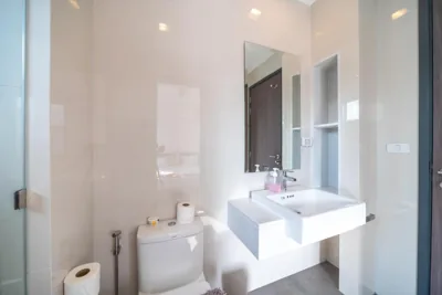 Villa con piscina privada — Modern minimalist style luxury villa with private pool located in a high-end resort area adjacent to Laguna Park Golf Course